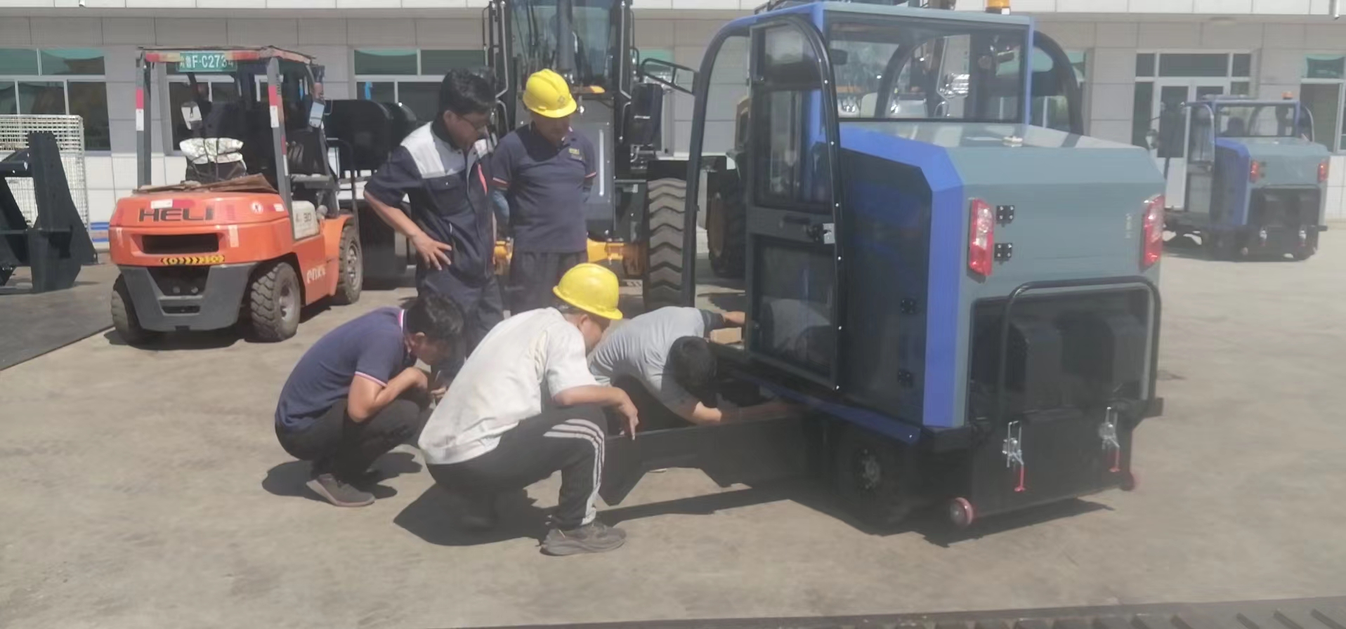山宇重工采購鼎潔盛世兩臺全封閉掃地車91